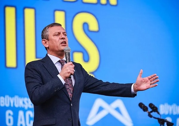 Vatandaştan Özgür Özel’e kırmızı kart! Sürprizi alay konusu oldu